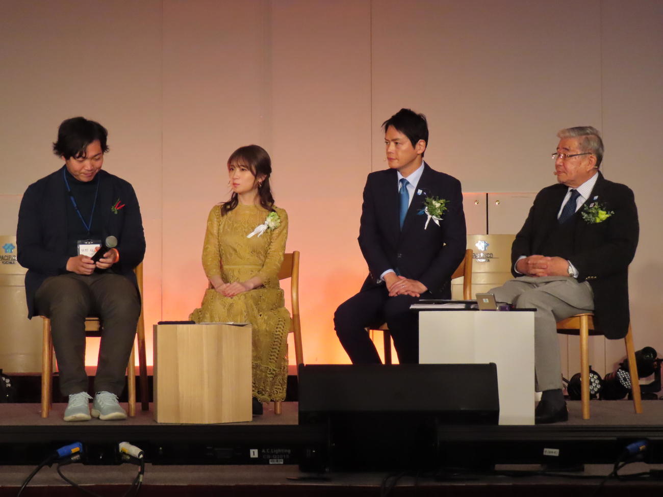 横浜市の「GREEN×CAPTAIN」に就任した秋元真夏（左から2人目）。左から3人目は山中竹春市長