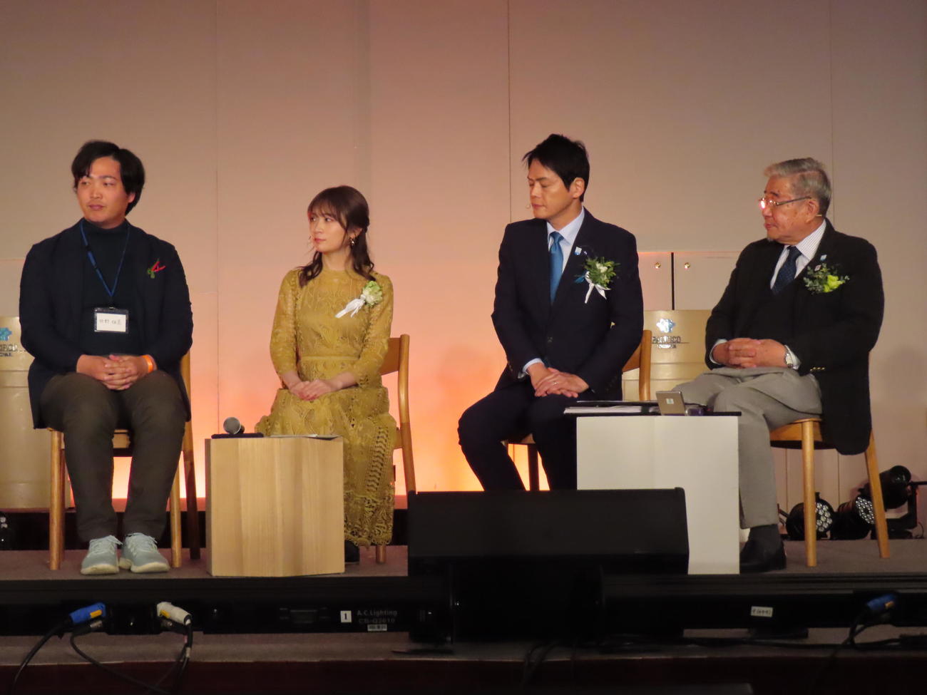 横浜市の「GREEN×CAPTAIN」に就任した秋元真夏（左から2人目）。左から3人目は山中竹春市長