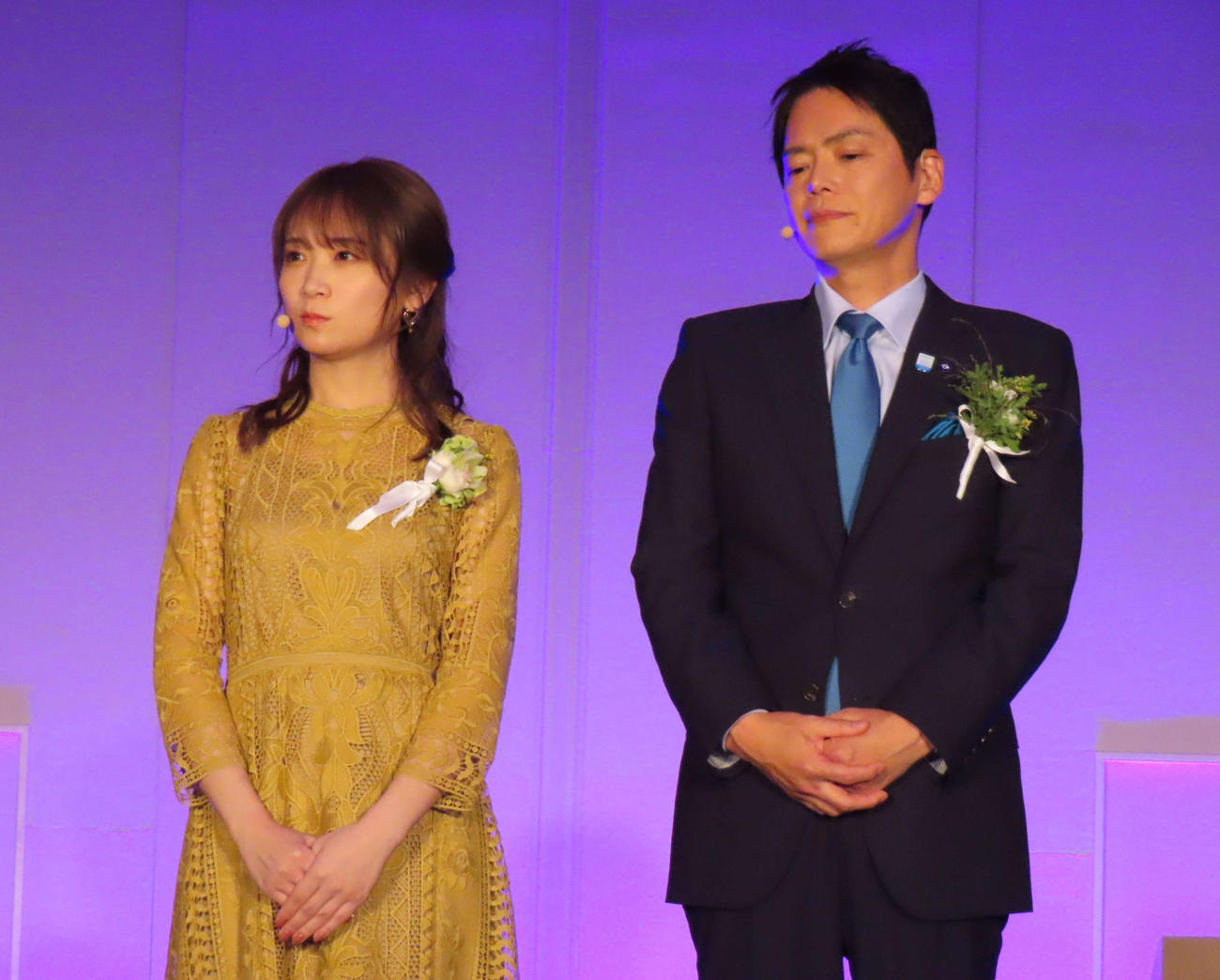横浜市の「GREEN×CAPTAIN」に就任した秋元真夏（左）。右は山中竹春市長