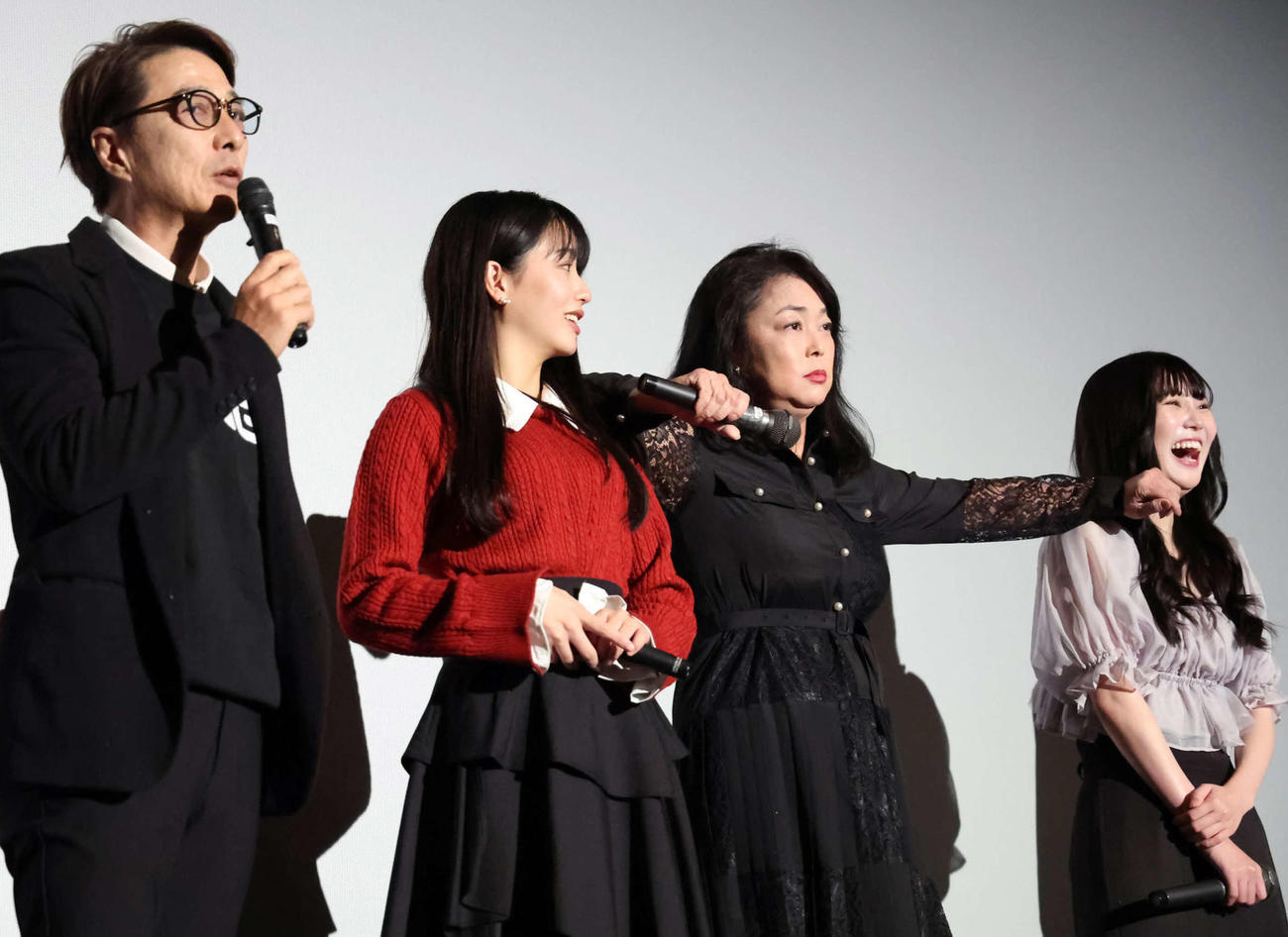 黒田アーサー（左）から演技をほめられた中島知子（同3人目）は久田莉子と三原羽衣の肩に手を置いて得意がる（撮影・丹羽敏通）