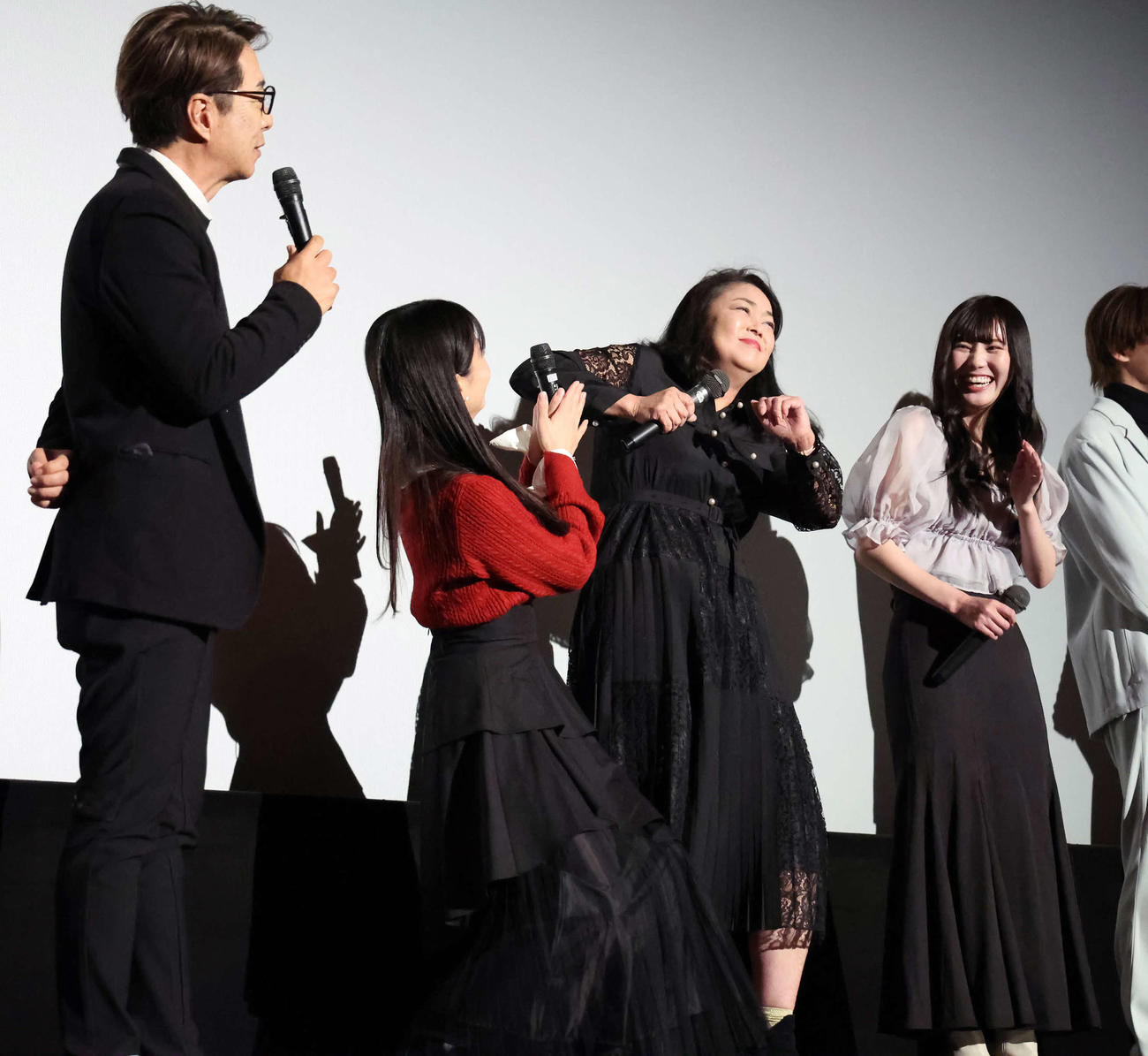 黒田アーサー（左）から演技をほめられた中島知子（同3人目）（撮影・丹羽敏通）