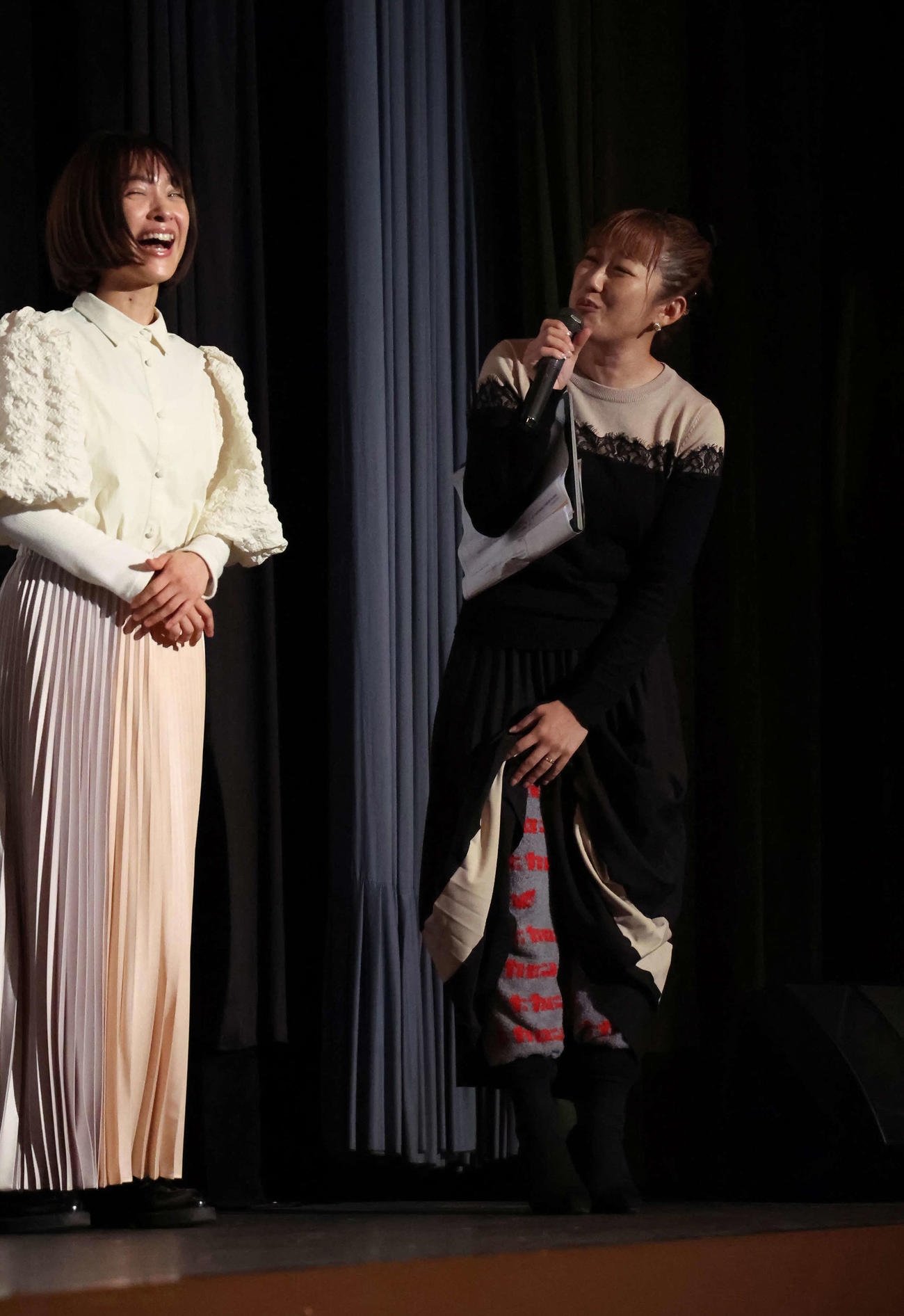 寒い撮影時期に中島知子から誕生日プレゼントとしてもらったズボン下を披露する木谷真規プロデューサー（撮影・丹羽敏通）