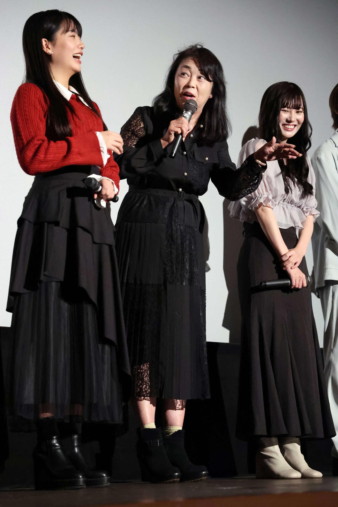 トークで盛り上がる中島知子（中央）。左は久田莉子、右は三原羽衣（撮影・丹羽敏通）