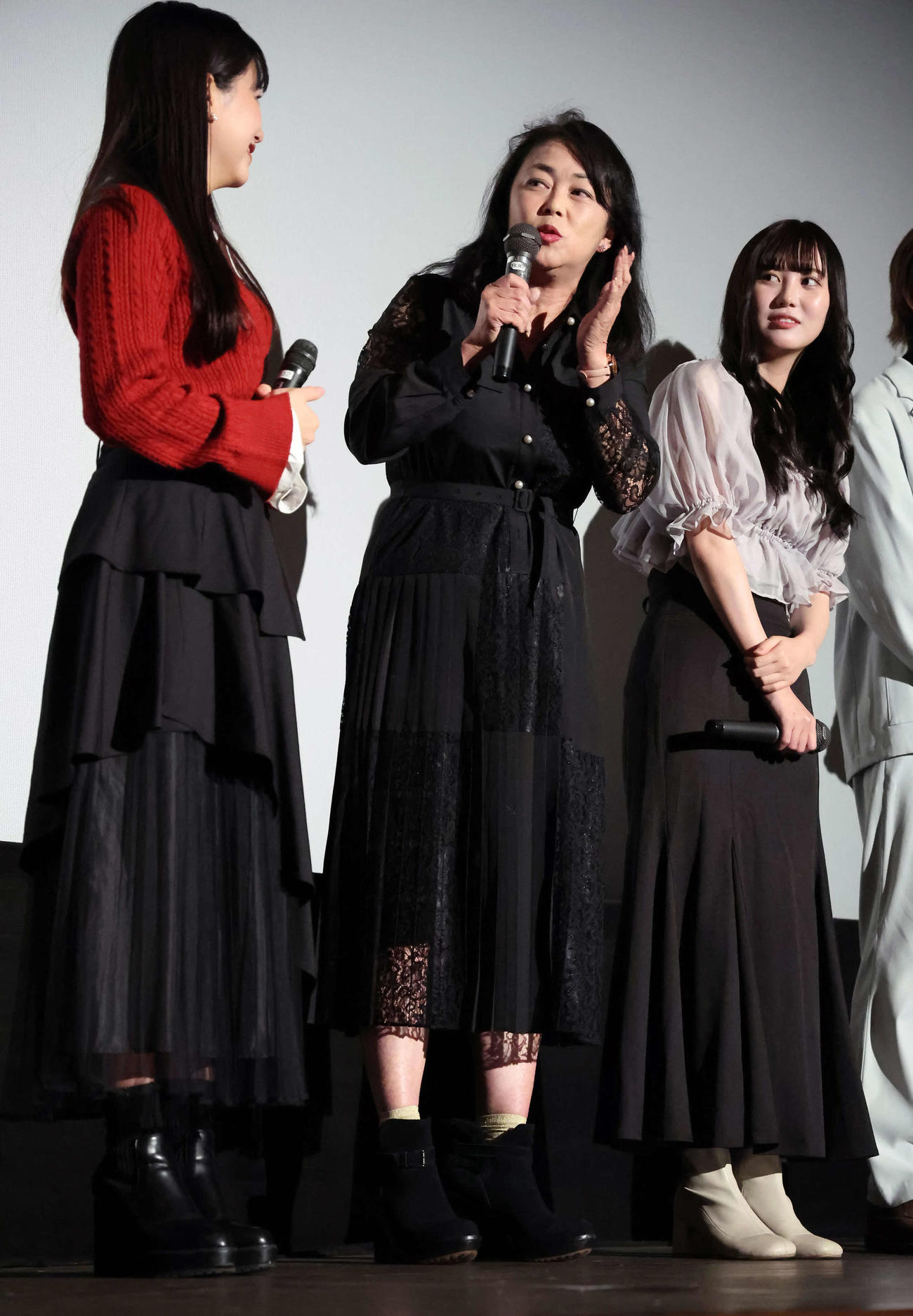 トークで盛り上がる中島知子（中央）。左は久田莉子、右は三原羽衣（撮影・丹羽敏通）