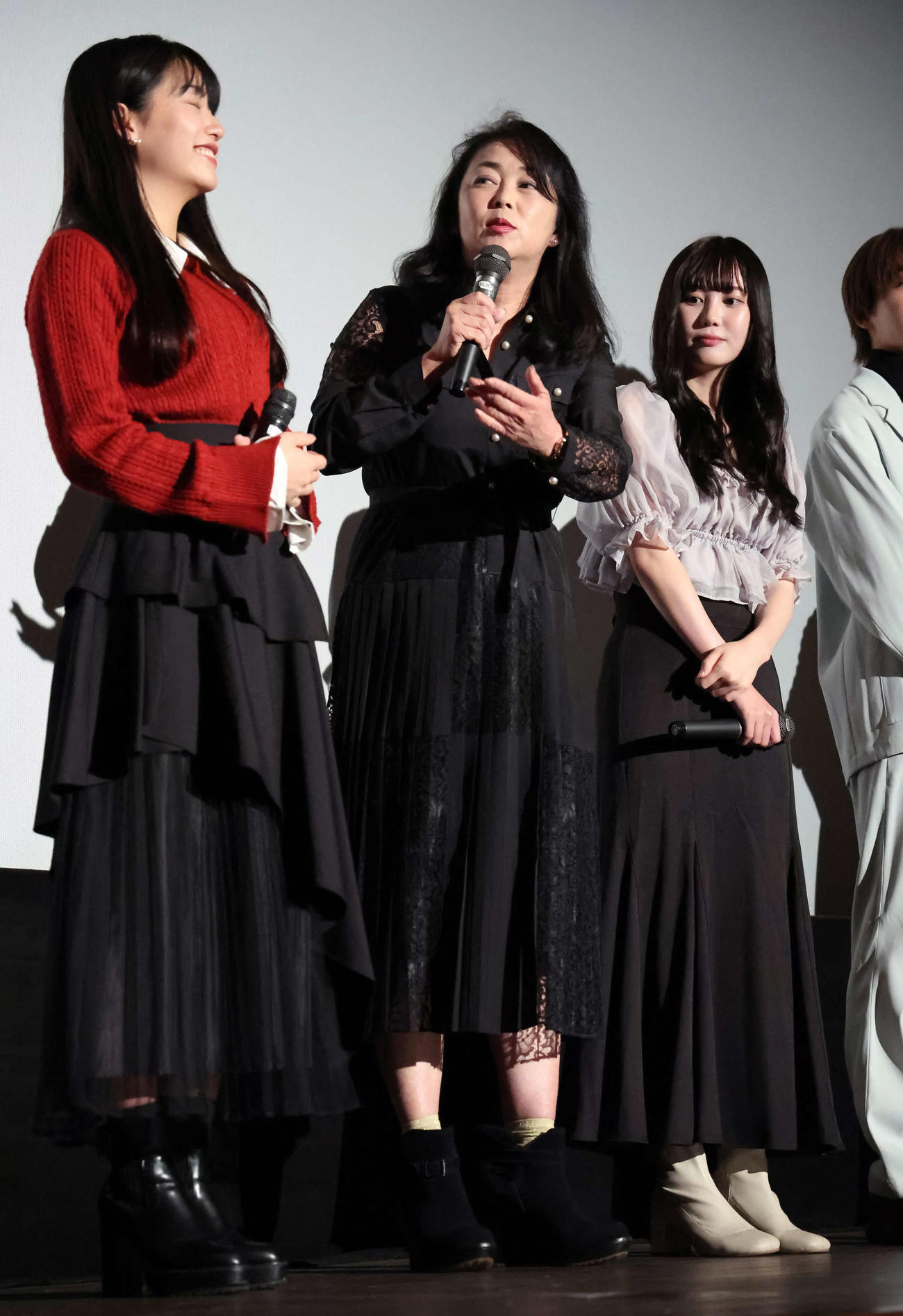 映画「18歳のおとなたち」舞台あいさつで登壇した中島知子（中央）。左は久田莉子、右は三原羽衣（撮影・丹羽敏通）