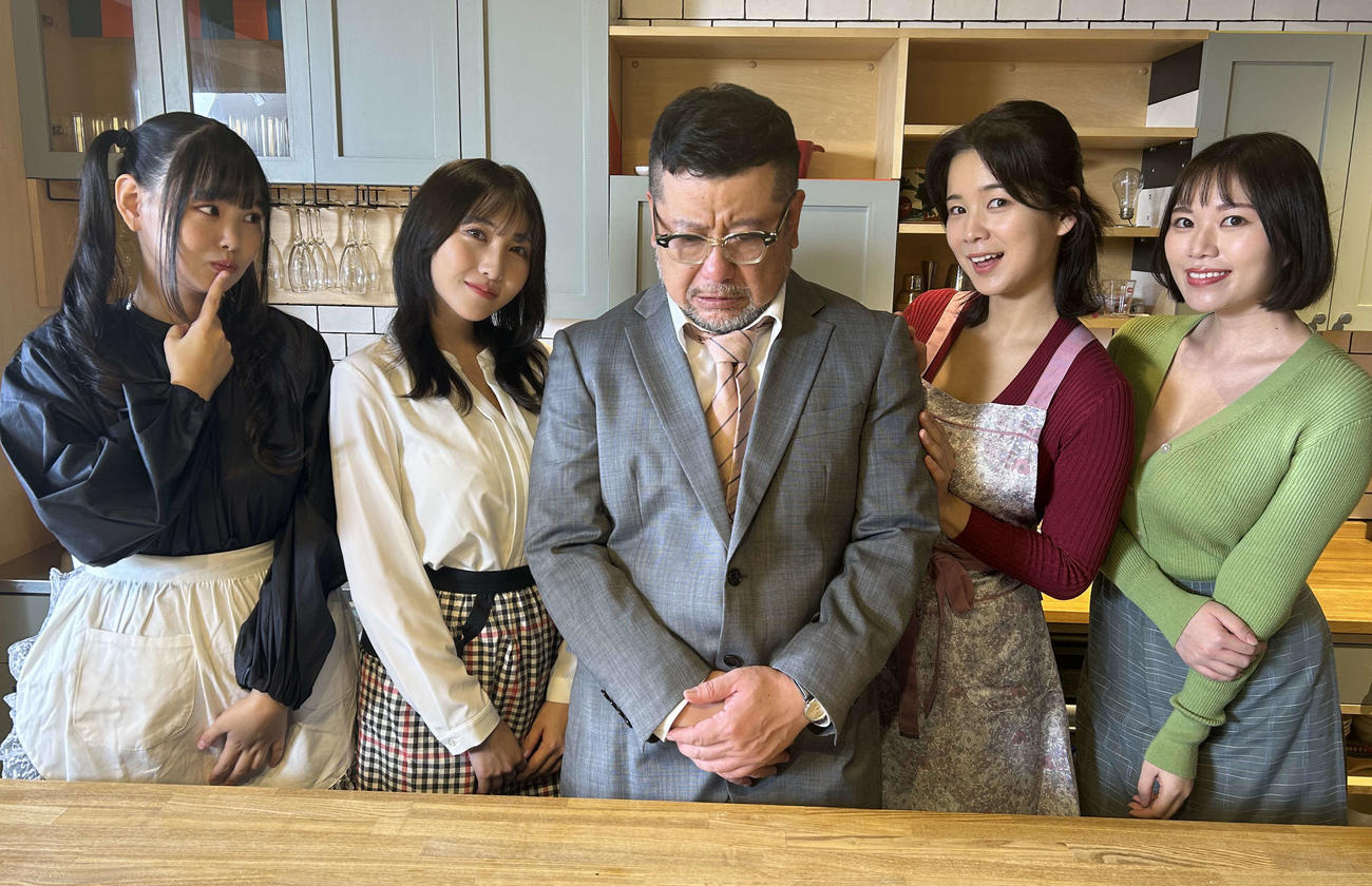 CSチャンネル「映画・チャンネルNECO」のドラマ「桃色探訪～伝説の風俗～　横浜・伊勢佐木町編」に出演する、左から倉園ひかる、辻りりさ、主演のケンドーコバヤシ、真田まこと、平崎里奈（撮影・松尾幸之介）