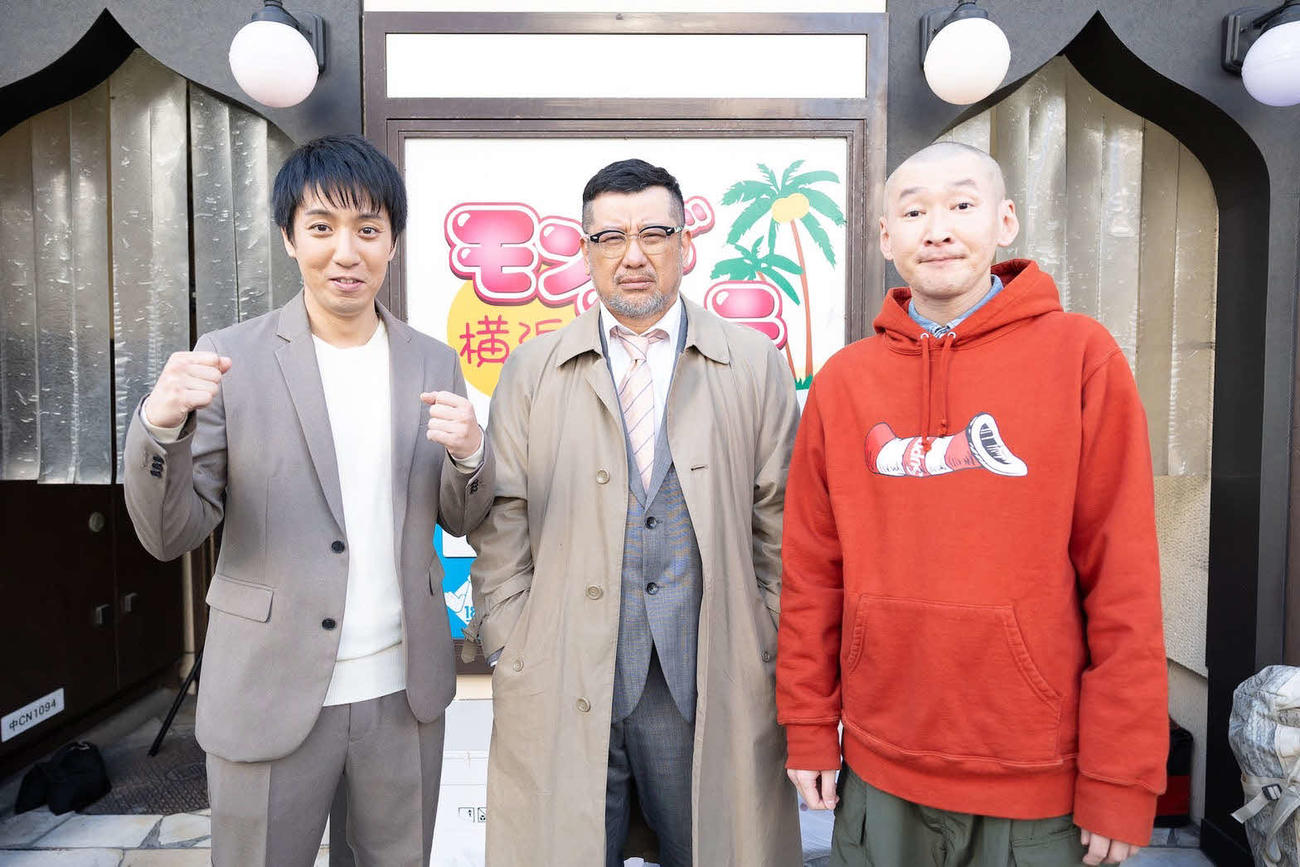 CSチャンネル「映画・チャンネルNECO」のドラマ「桃色探訪～伝説の風俗～　横浜・伊勢佐木町編」に出演する、ケンドーコバヤシ（中央）、そいつどいつの松本竹馬（左端）、市川刺身