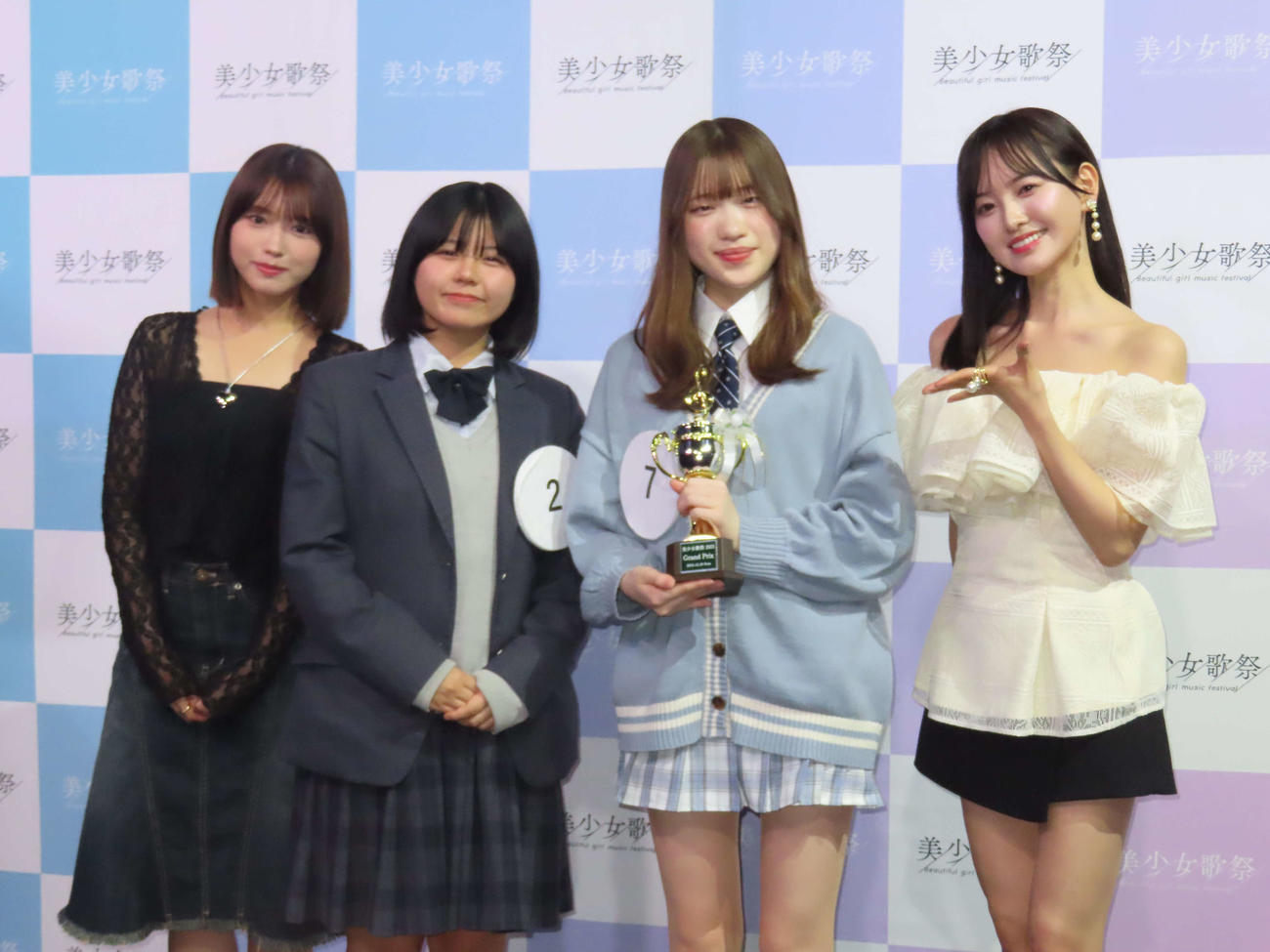 シンガーコンテスト「美少女歌祭2023」グランプリのKomomoさん（中央右）、審査員特別賞の寿理さん（同左）、審査員を務めた古田愛理（左端）と兒玉遥