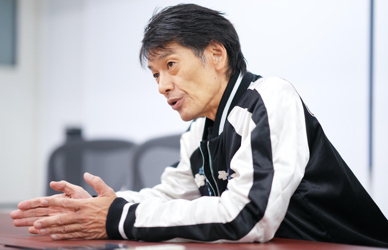 インタビューを受ける叶井俊太郎氏（撮影・鈴木みどり）