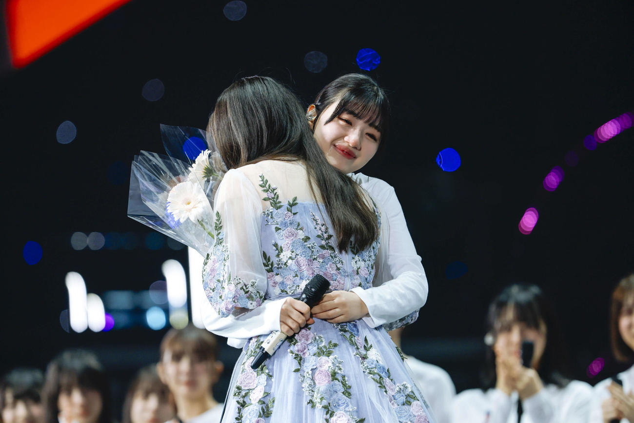 全国ツアーKアリーナ横浜初日公演で日向坂46を卒業した潮紗理菜（手前）と抱き合う佐々木美玲（奥）