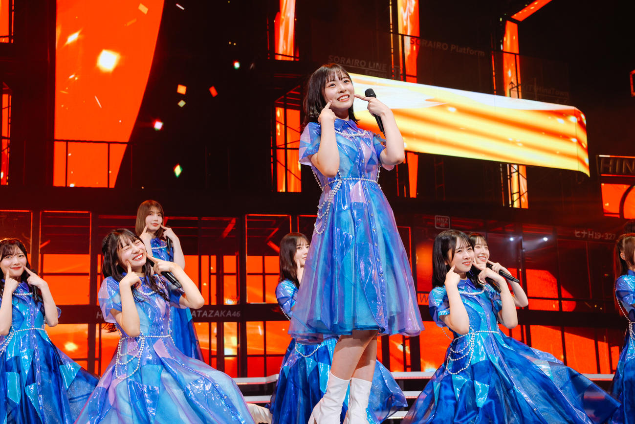 全国ツアーファイナルのKアリーナ横浜公演でパフォーマンスする日向坂46。中央は正源司陽子