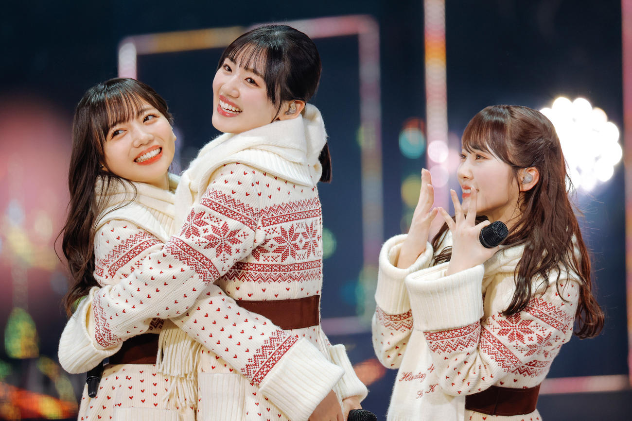 全国ツアーファイナルのKアリーナ横浜公演でパフォーマンスする日向坂46。左から齊藤京子、佐々木美玲、加藤史帆