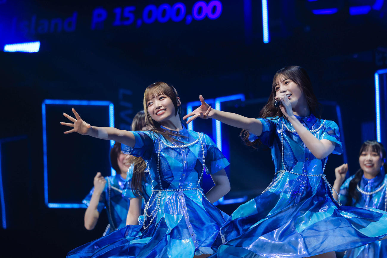 全国ツアーファイナルのKアリーナ横浜公演でパフォーマンスする日向坂46。手前左から濱岸ひより、小坂菜緒