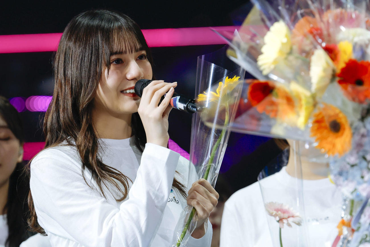 全国ツアーKアリーナ横浜初日公演で日向坂46を卒業した潮紗理菜に感謝を伝える小坂菜緒（左）