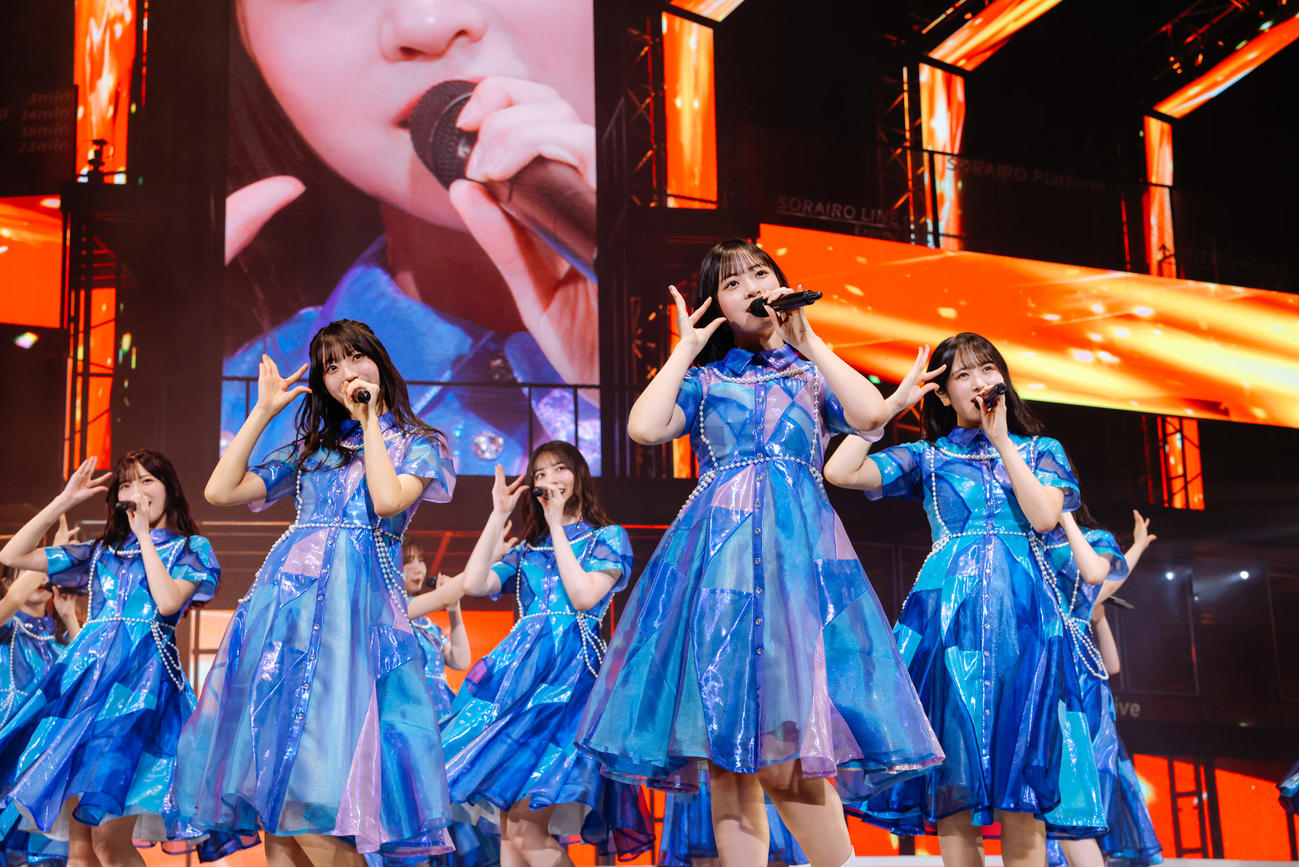 全国ツアーファイナルのKアリーナ横浜公演でパフォーマンスする日向坂46