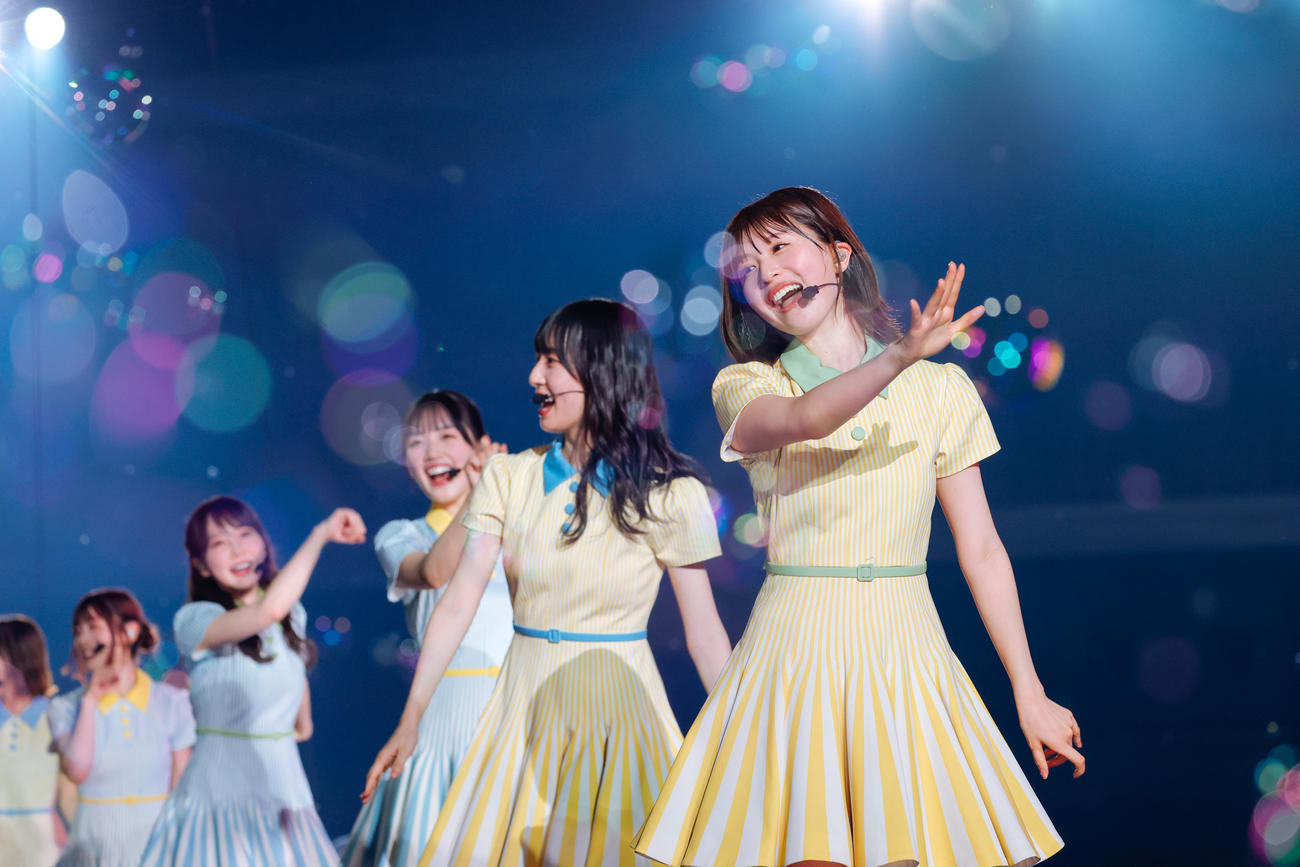 全国ツアーファイナルのKアリーナ横浜公演でパフォーマンスする日向坂46