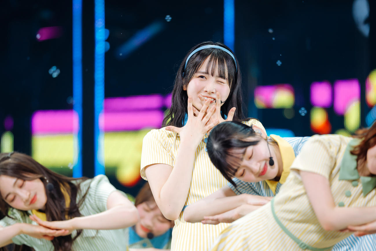 全国ツアーファイナルのKアリーナ横浜公演でパフォーマンスする日向坂46