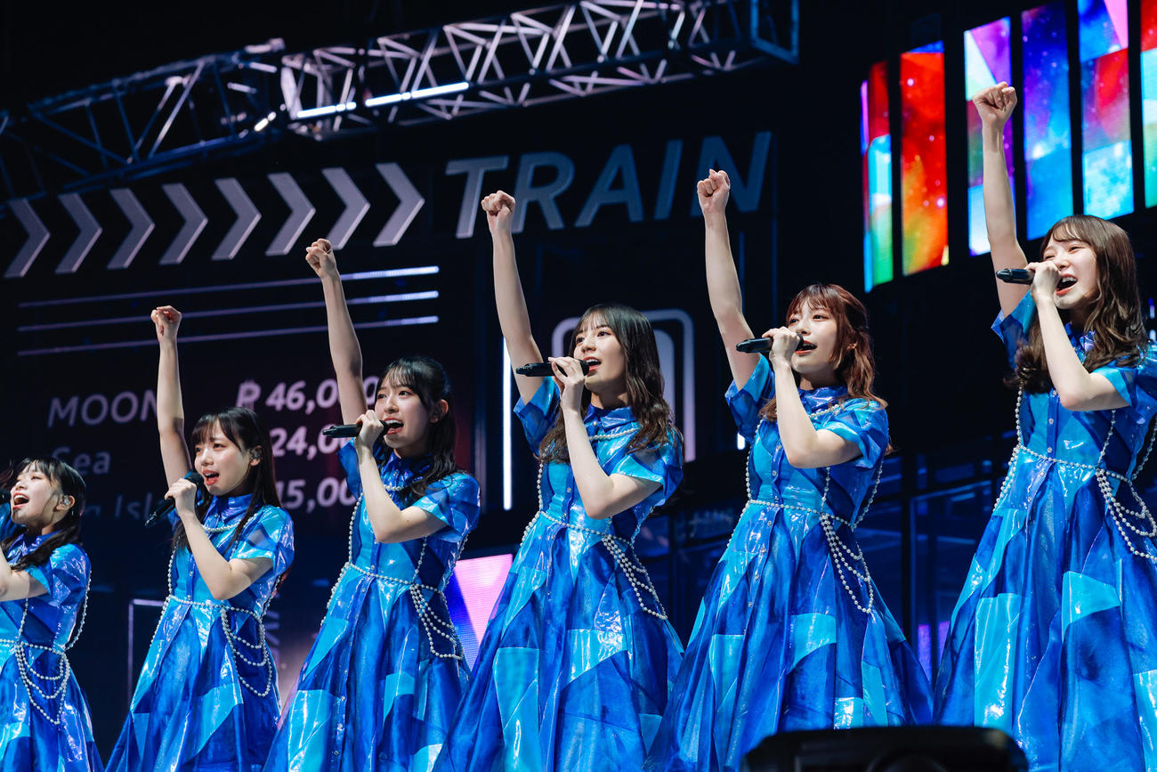 全国ツアーファイナルのKアリーナ横浜公演でパフォーマンスする日向坂46
