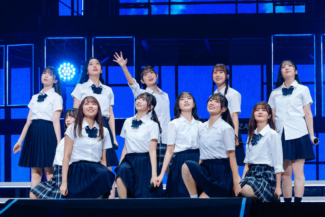 全国ツアーファイナルのKアリーナ横浜公演でパフォーマンスする日向坂46四期生