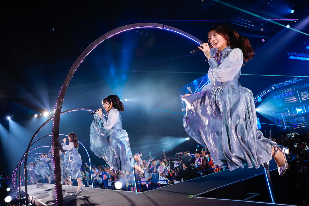 全国ツアーファイナルのKアリーナ横浜公演でパフォーマンスする日向坂46