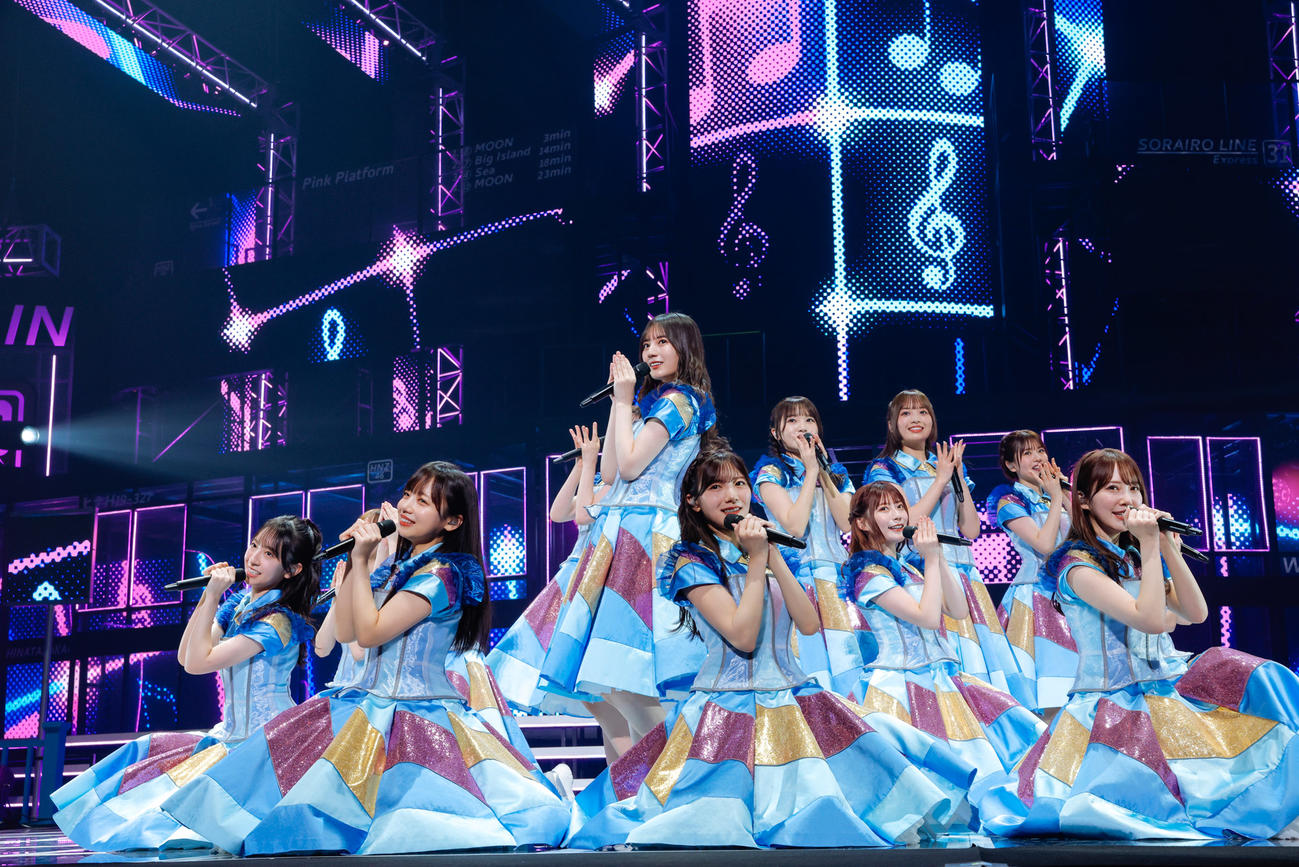 全国ツアーファイナルのKアリーナ横浜公演でパフォーマンスする日向坂46