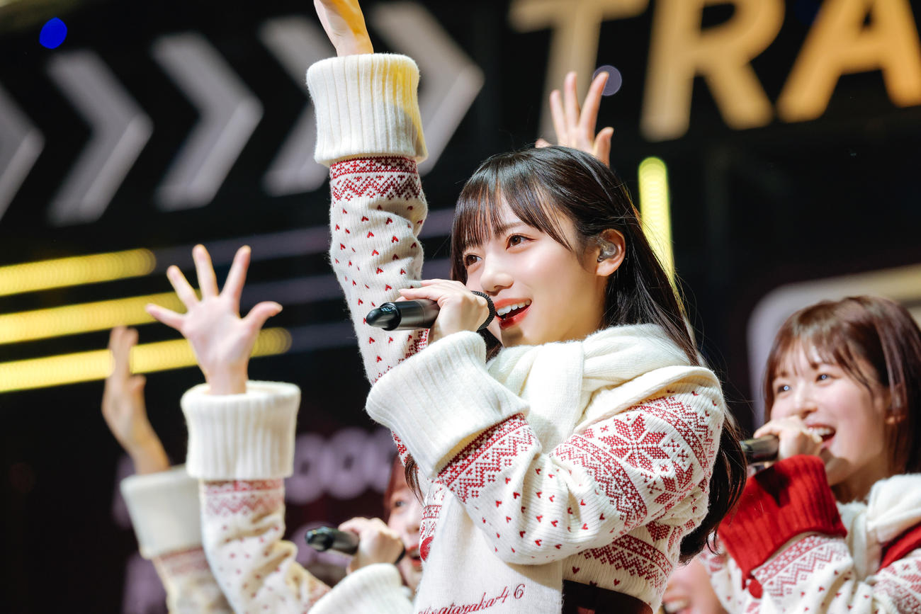 全国ツアーファイナルのKアリーナ横浜公演でパフォーマンスする日向坂46