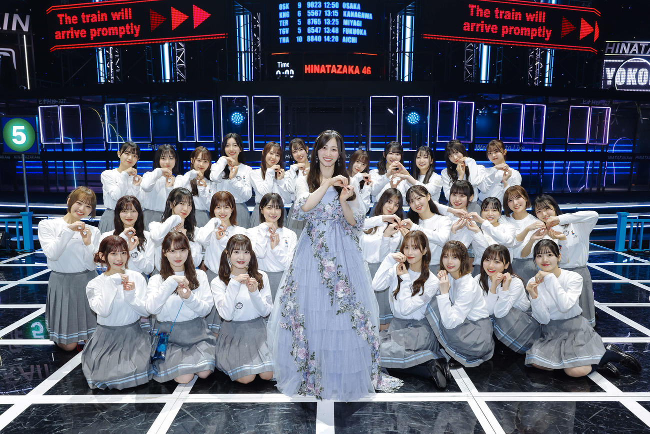 全国ツアーKアリーナ横浜初日公演で日向坂46を卒業した潮紗理菜（中央）は大好きな「8」のポーズでメンバーたちと笑顔