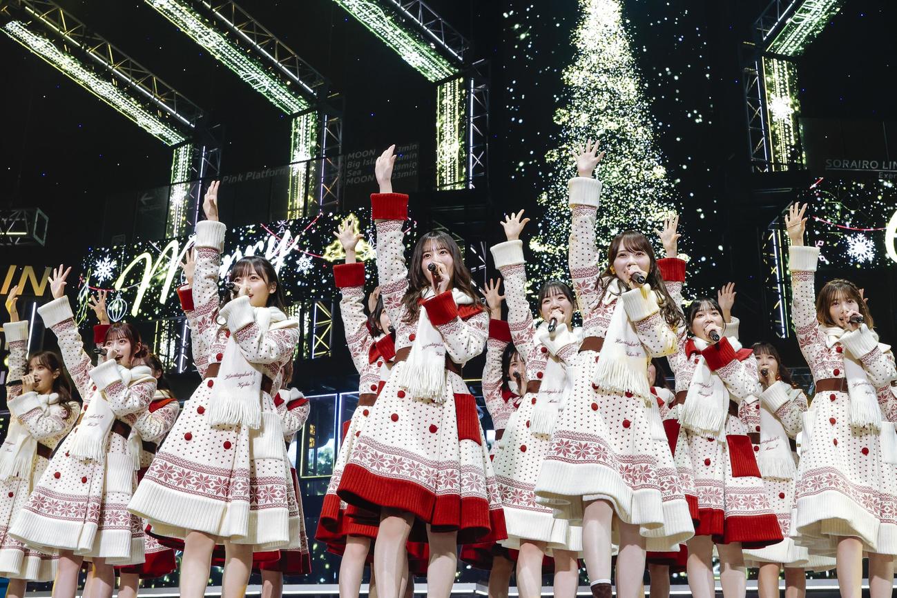 全国ツアー千秋楽公演を開催した日向坂46。手前中央左から齊藤京子、小坂菜緒、加藤史帆