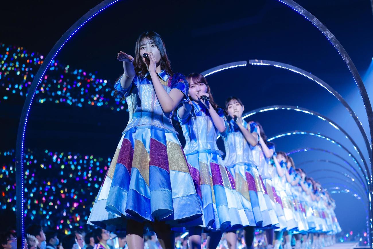 全国ツアー千秋楽公演を開催した日向坂46。手前は小坂菜緒
