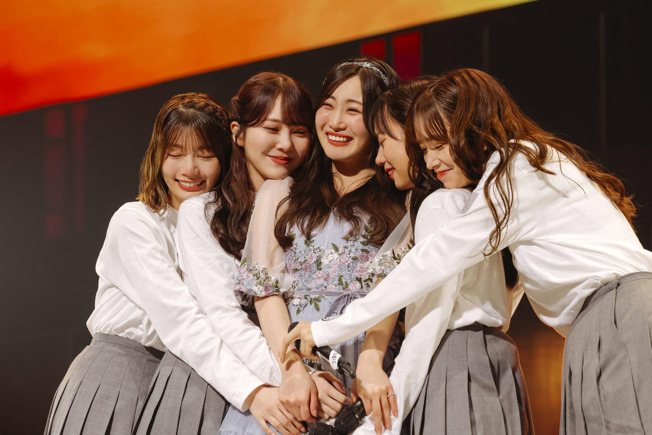 全国ツアーKアリーナ横浜初日公演で卒業した潮紗理菜（中央）に身を寄せる日向坂46一期生。左から高本彩花、加藤史帆、1人おいて齊藤京子、佐々木久美