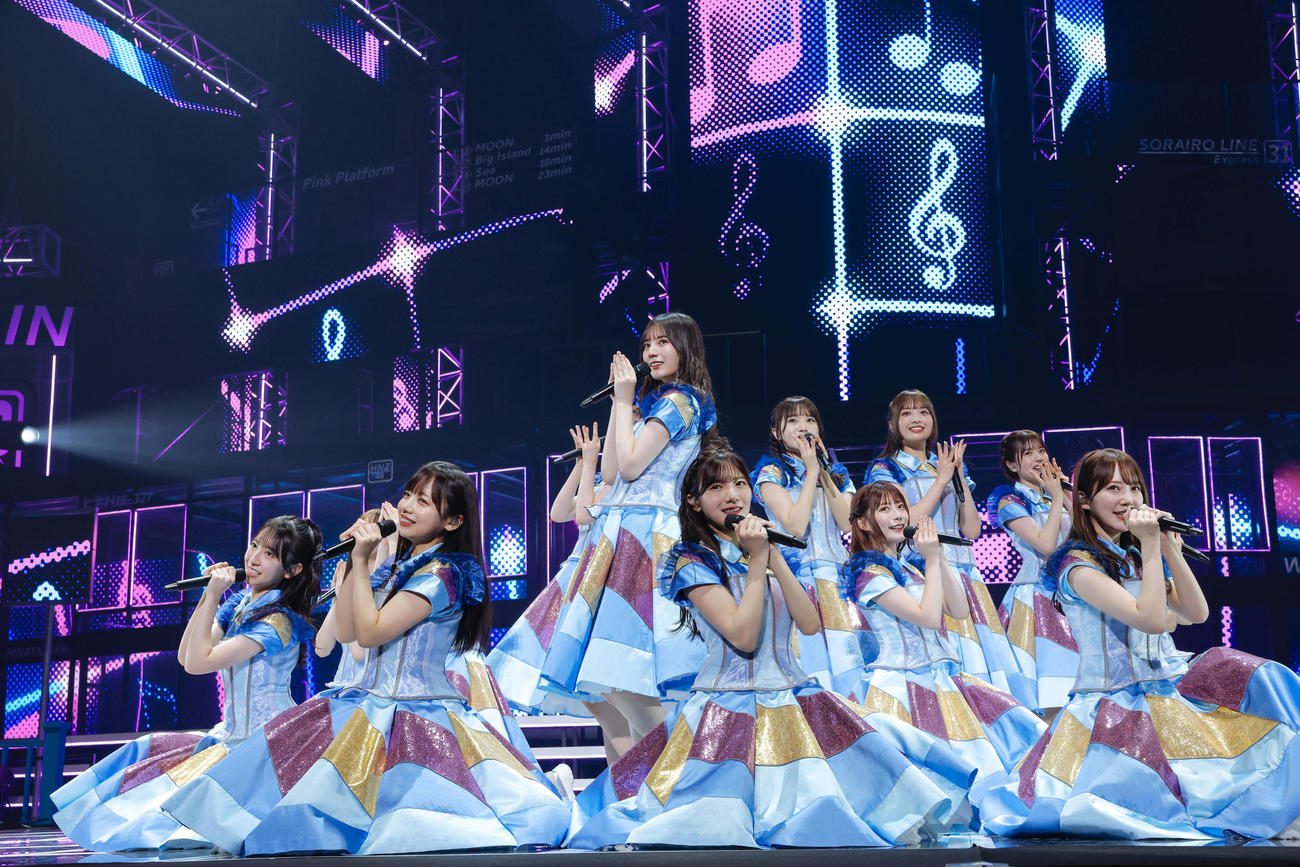 全国ツアーファイナルのKアリーナ横浜公演でパフォーマンスする日向坂46