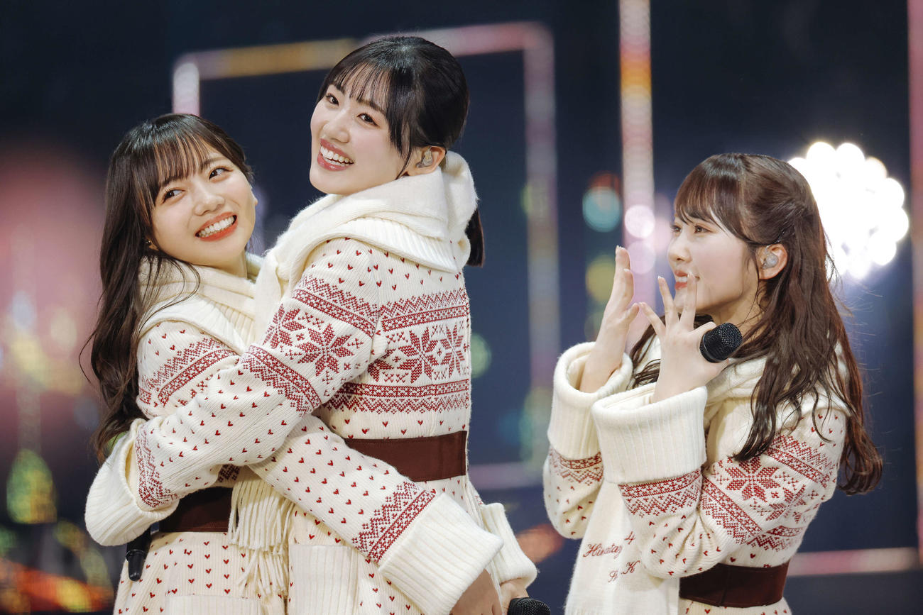 全国ツアーファイナルのKアリーナ横浜公演でパフォーマンスする日向坂46。左から齊藤京子、佐々木美玲、加藤史帆