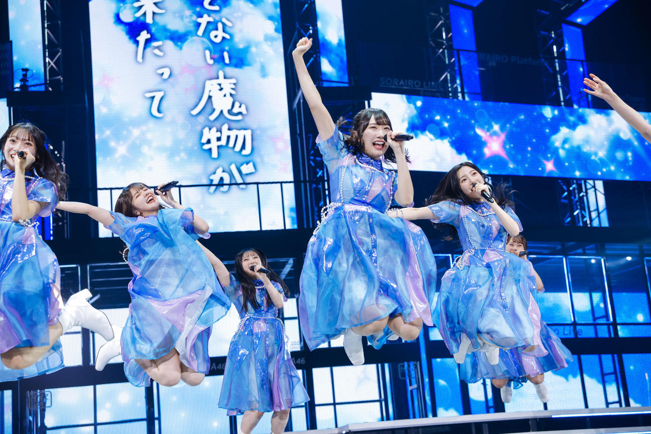 全国ツアーファイナルのKアリーナ横浜公演でパフォーマンスする日向坂46の四期生