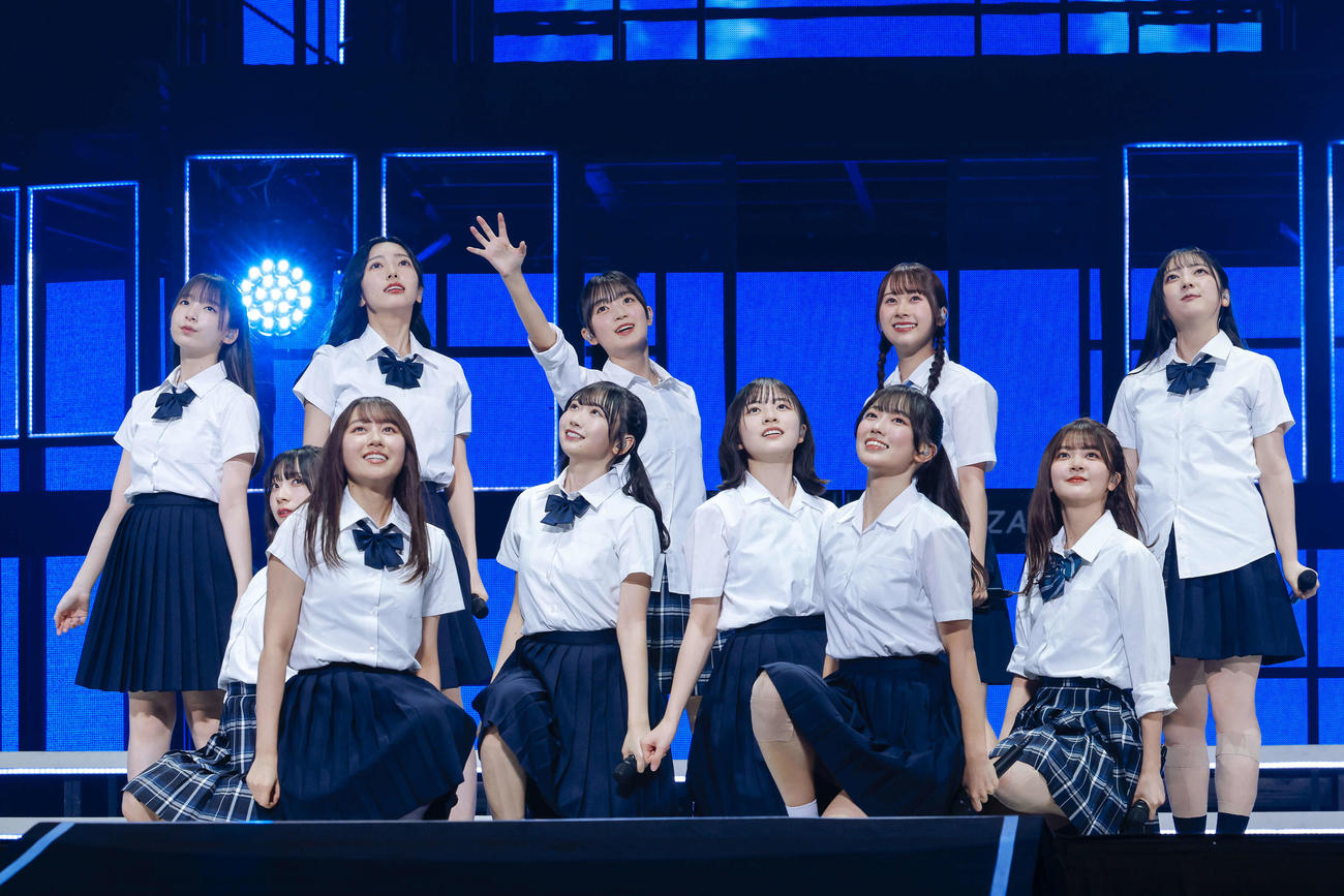 全国ツアーファイナルのKアリーナ横浜公演でパフォーマンスする日向坂46四期生