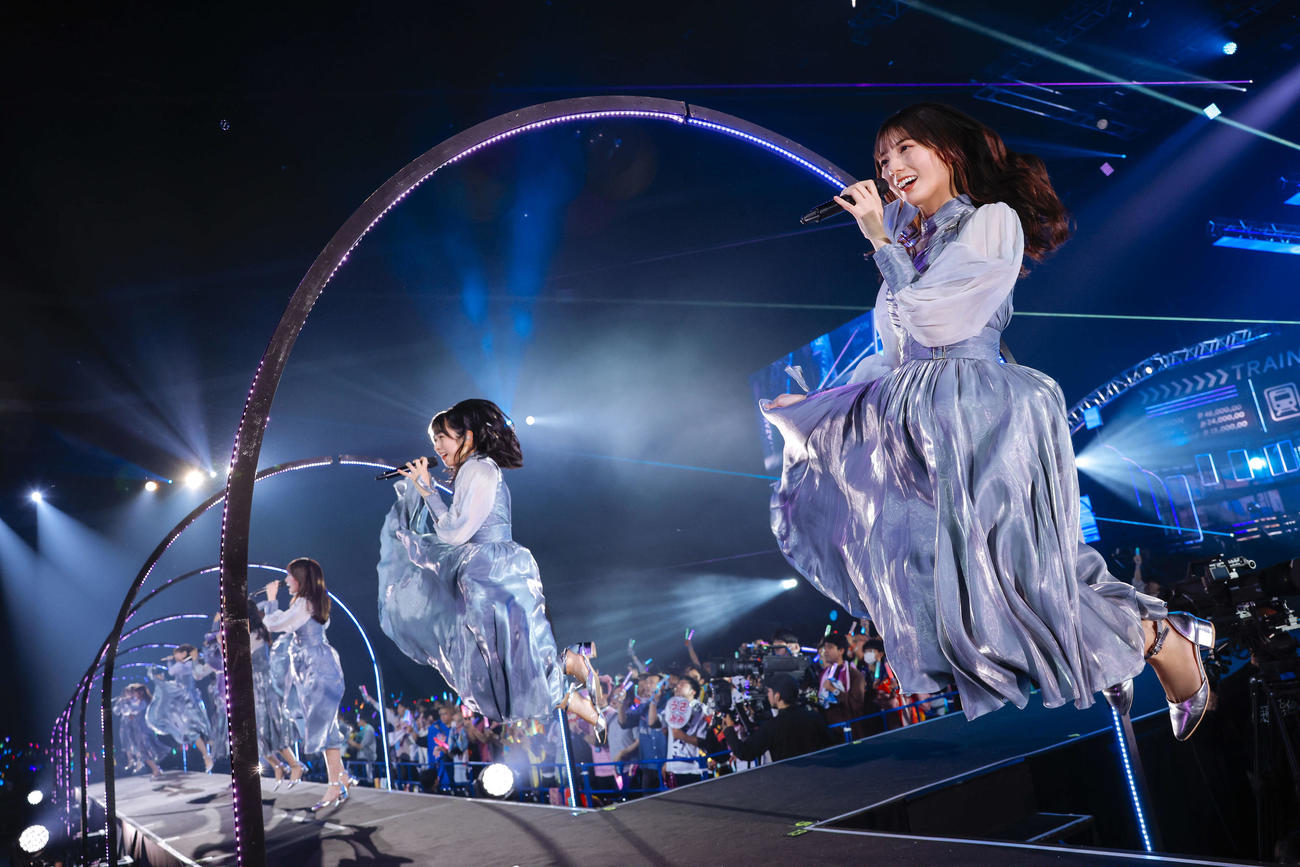 全国ツアーファイナルのKアリーナ横浜公演でパフォーマンスする日向坂46