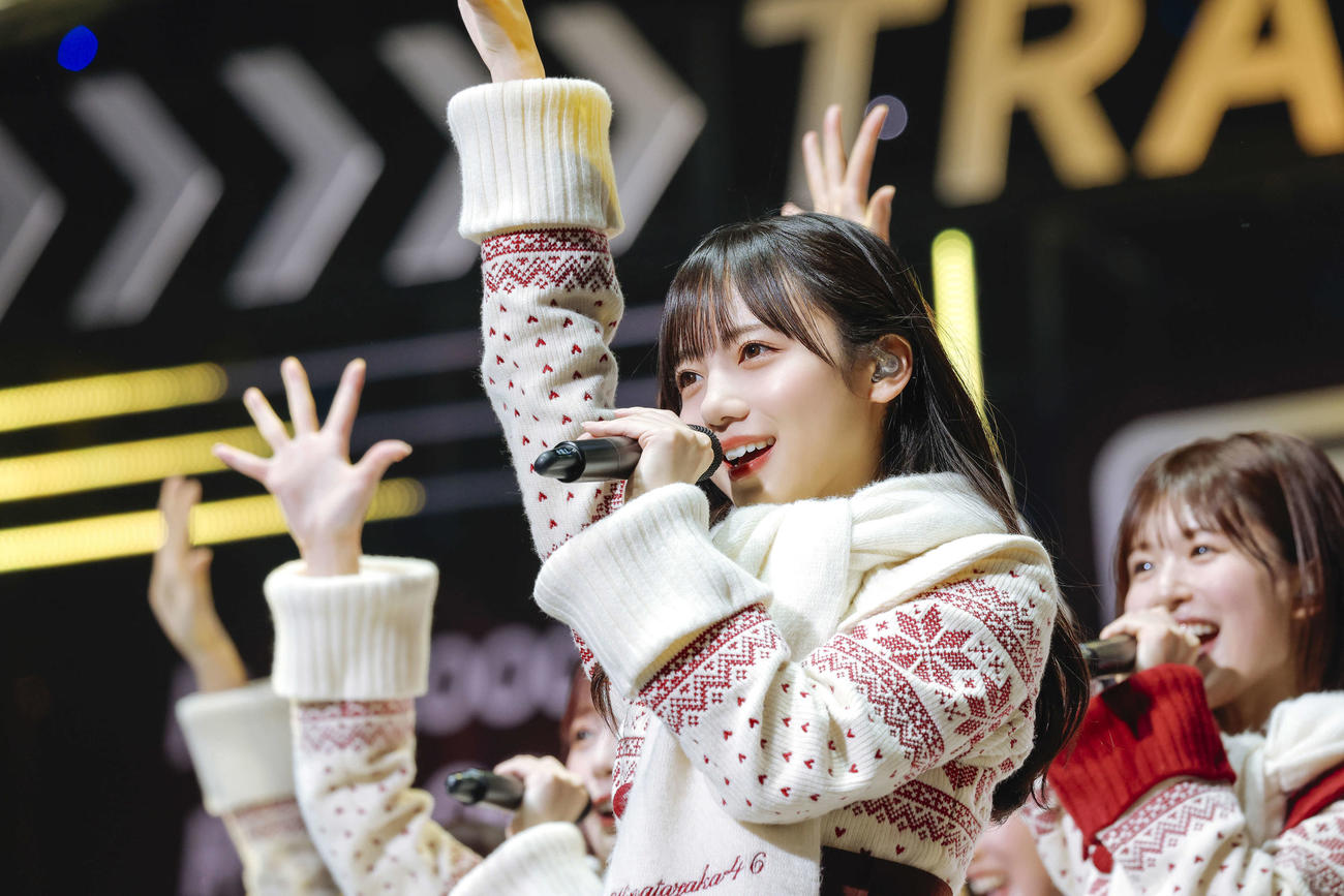 全国ツアーファイナルのKアリーナ横浜公演でパフォーマンスする日向坂46