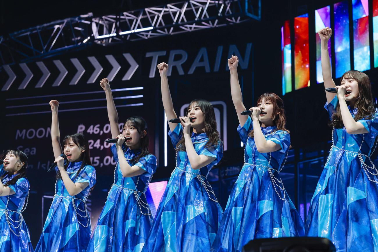 全国ツアーファイナルのKアリーナ横浜公演でパフォーマンスする日向坂46