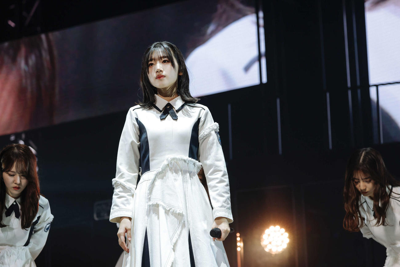 全国ツアー千秋楽公演を開催した日向坂46。パフォーマンスする佐々木美玲