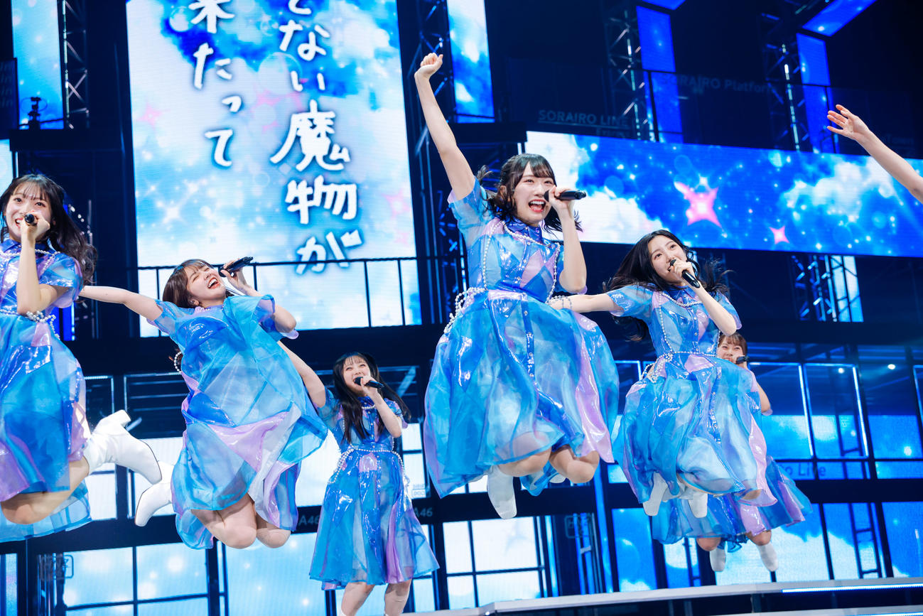 全国ツアーファイナルのKアリーナ横浜公演でパフォーマンスする日向坂46の四期生