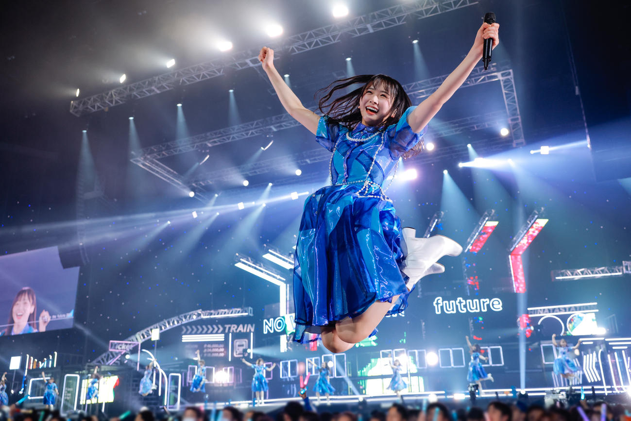 全国ツアーファイナルのKアリーナ横浜公演でパフォーマンスする日向坂46