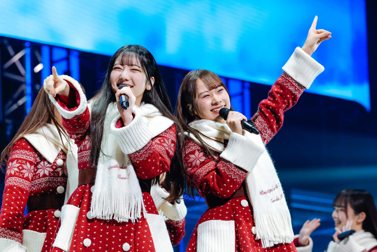 全国ツアーファイナルのKアリーナ横浜公演でパフォーマンスする日向坂46