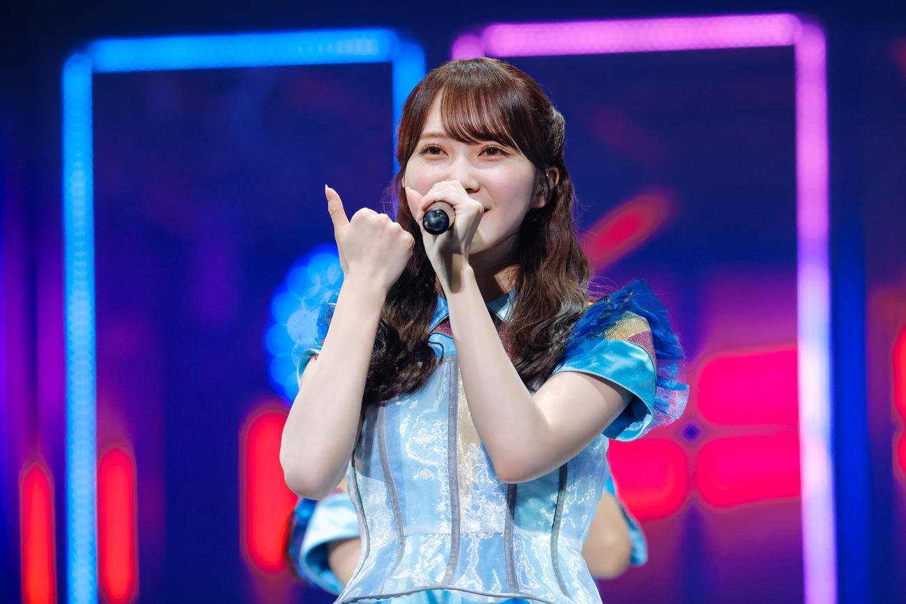 全国ツアーファイナルのKアリーナ横浜公演でパフォーマンスする日向坂46加藤史帆