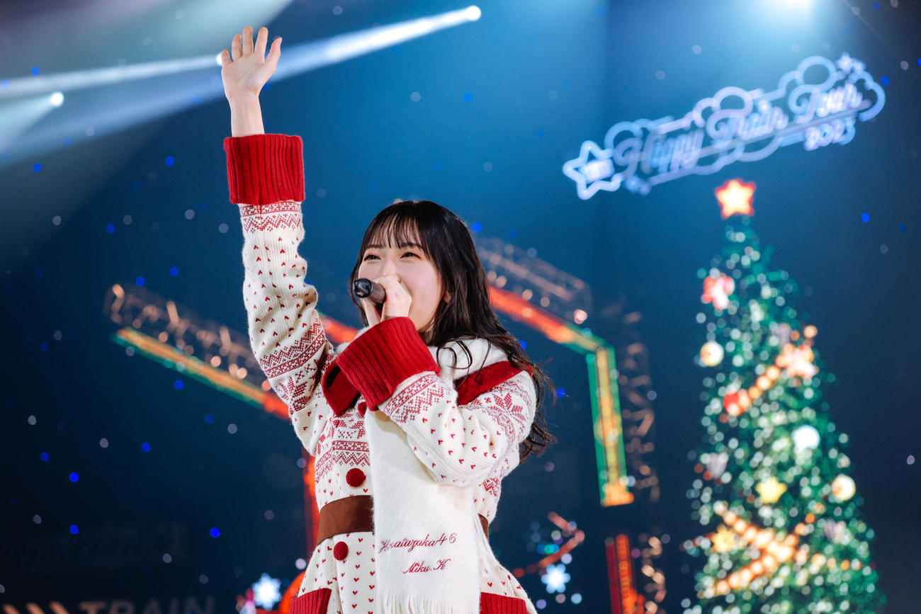 全国ツアーファイナルのKアリーナ横浜公演でパフォーマンスする日向坂46