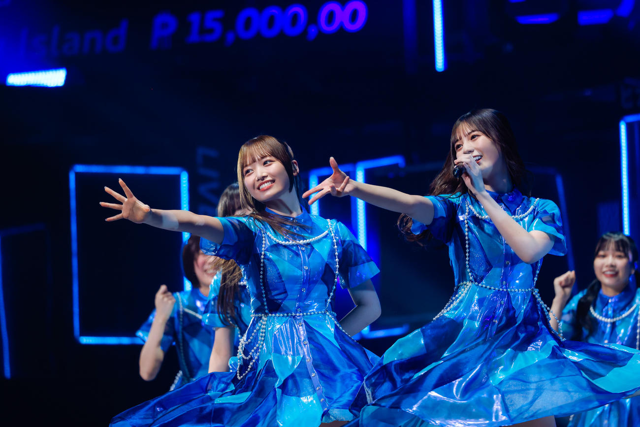 全国ツアーファイナルのKアリーナ横浜公演でパフォーマンスする日向坂46。手前左から濱岸ひより、小坂菜緒