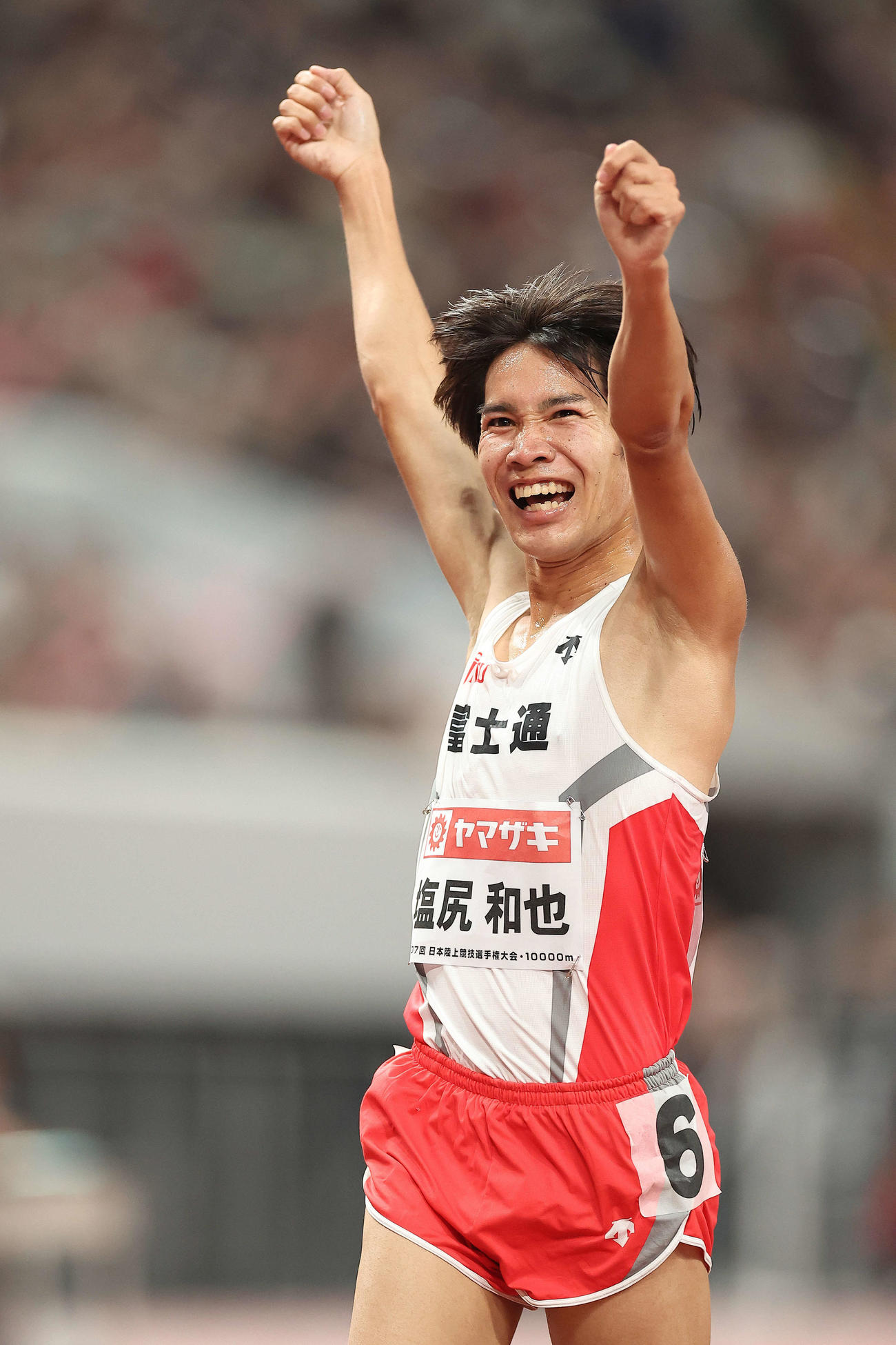 男子1万メートル　27分9秒80の日本新記録でフィニッシュしガッツポーズする塩尻（撮影・河田真司）