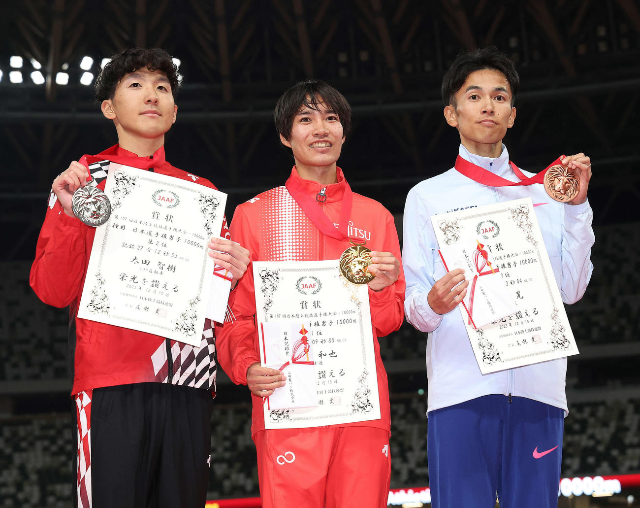 男子1万メートル　表彰式に臨む、左から2位太田智、優勝の塩尻、3位の相沢（撮影・河田真司）