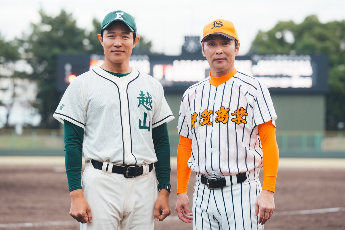 TBS系日曜劇場「下剋上球児」に出演する元木大介氏（右）と主演の鈴木亮平（C）TBSスパークル／TBS　撮影：ENO
