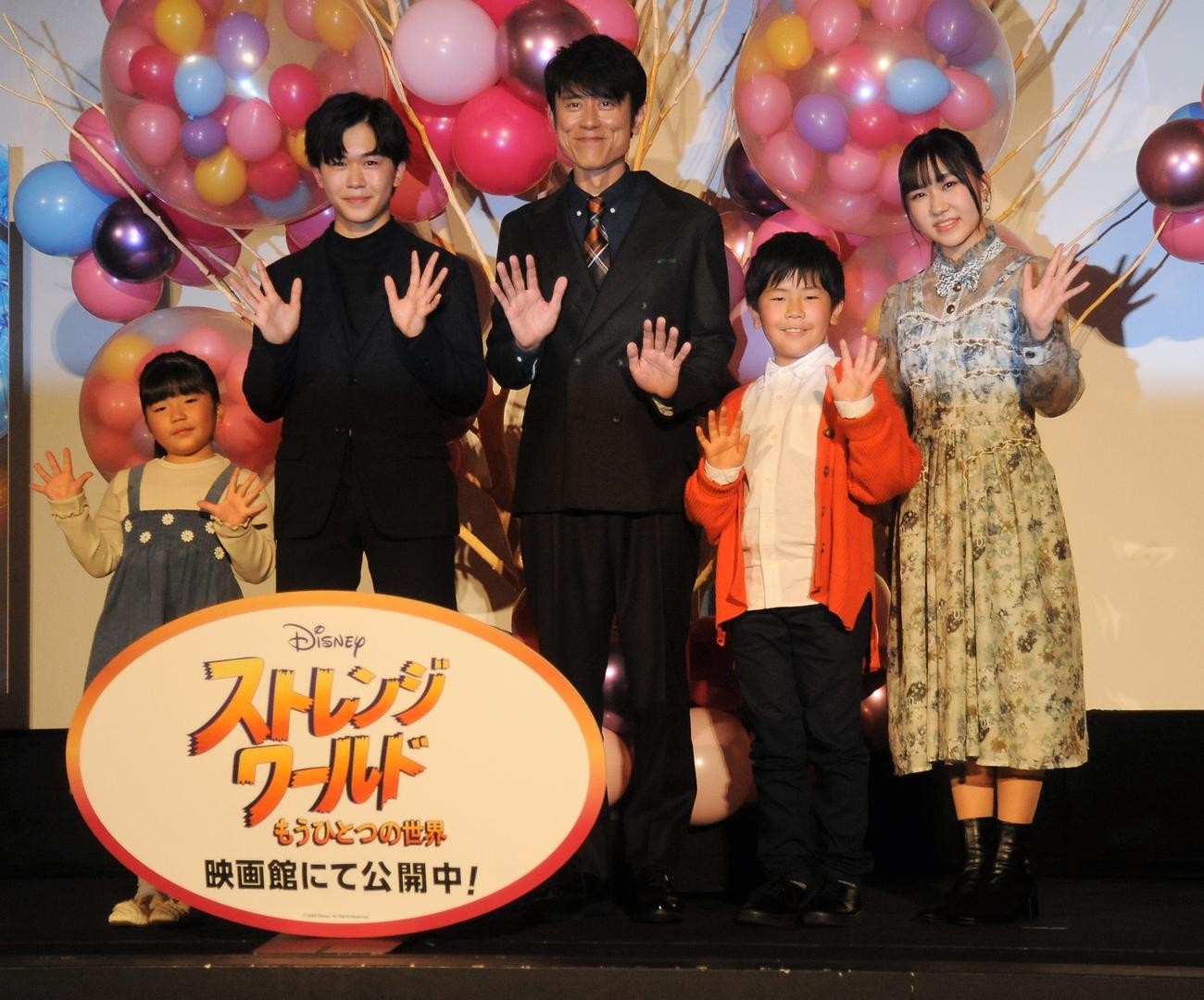 2022年12月8日　「ストレンジ・ワールド／もうひとつの世界」公開記念舞台あいさつに登壇する、左から鈴木誉、鈴木福、原田泰造、鈴木楽、鈴木夢