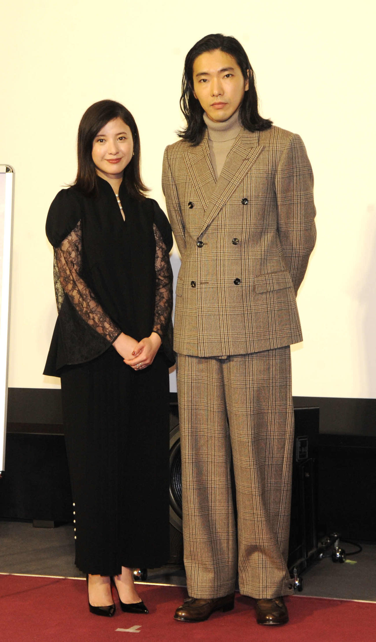 NHK大河ドラマ「光る君へ」の会見に出席した紫式部役を演じる主演の吉高由里子（左）と藤原道長役を演じる柄本佑（撮影・松尾幸之介）