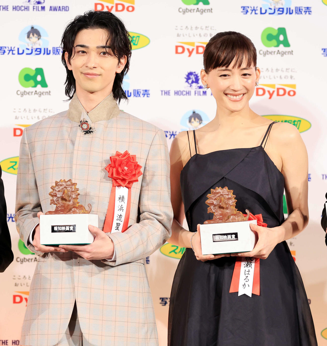報知映画賞主演男優賞の横浜流星（左）と主演女優賞の綾瀬はるかは笑顔を見せる（撮影・浅見桂子）